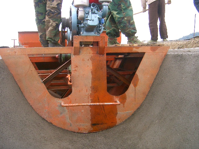 U型槽現(xiàn)澆成型機,U型滑膜機